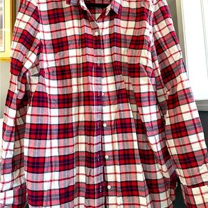 GAP the fitted boyfriend, red navy plaid button down